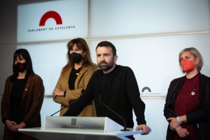 Juvillà dio ayer una rueda de prensa arropado por Borràs y los miembros independentistas de la Mesa.