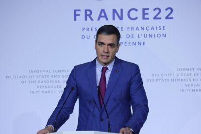 El president del govern espanyol, Pedro Sánchez, durant una roda de premsa després de la cimera informal a Versalles