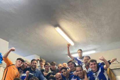 La plantilla del Solsona B celebran la victoria ante el Olímpic Artesa.