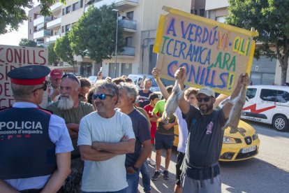 El grup d’agricultors que ahir van rebre la consellera Jordà a l’arribar a Tàrrega.