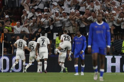 Jugadores del Eintracht celebran el gol delante de sus aficionados ayer en el Sánchez-Pizjuán.