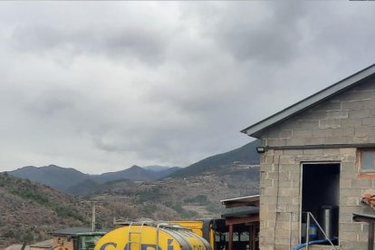 Imatge de recollida de llet en una granja de la SAT de Castellar, a Ribera d’Urgellet.