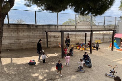 Niños de la escuela ‘bressol’ Bordeta jugando en el patio.