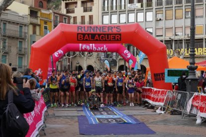 Els atletes, al punt de sortida just abans de començar la cursa a Balaguer.