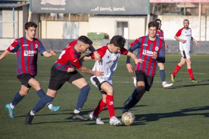 Un jugador del Viladecans, amb la pilota, envoltat de tres jugadors del Tàrrega.