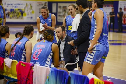 Bernat Canut dona instruccions a les seues jugadores durant un partit.