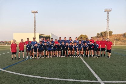 Fotografia de l’equip i el cos tècnic, ahir després de l’entrenament realitzat al camp municipal de Rosselló.