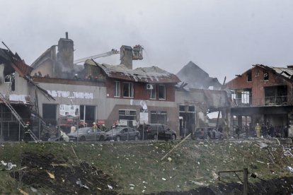 Edificio atacado ayer por los misiles rusos en la ciudad Leópolis, al oeste de Ucrania.