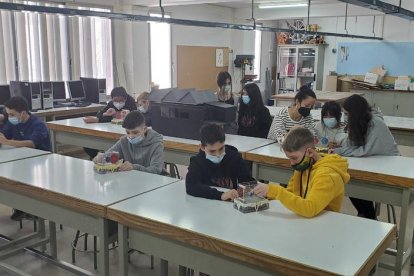 Alumnos de ESO de un instituto de Lleida, en clase con mascarilla.