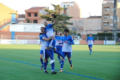 Jugadors del Mollerussa celebren un dels gols que van marcar ahir.