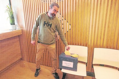 Uno de los vecinos de Soses que participó ayer en la recaudación de dinero para la familia del niño.