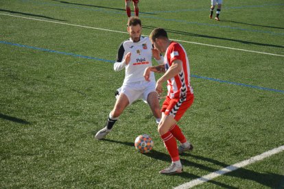 Joel Guitart, autor del primer gol local, pressiona un rival.