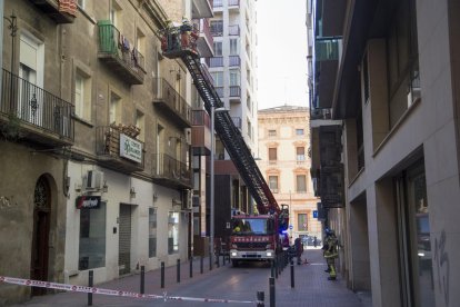 Revisen una façana del carrer Comerç al caure runa