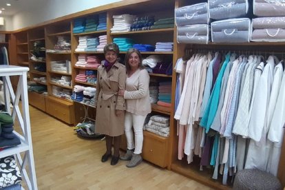 Maria Rosa Balagueró y su empleada Maribel Cabrera, ayer en la tienda Descamps del Eix Comercial.