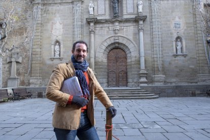 El autor, Jaume Moya, ante la fachada de la iglesia de Guissona.