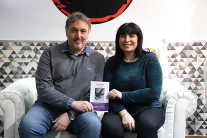 El barcelonés Carlos Zanón y la leridana Ramona Solé, ayer en la librería La irreductible de Lleida.