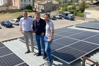 Responsables de Obach y Peusa con parte de las placas fotovoltaicas que se han instalado. 