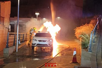 Un incendio calcina la parte posterior de un coche en la calle La Parra