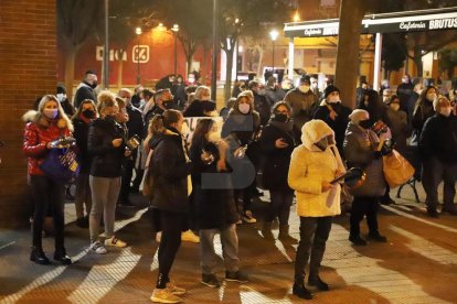 Un momento de la concentración del lunes por la noche en la plaza Josep Piñol.