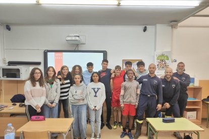 Bombers van oferir una xarrada a alumnes de l’Institut Escola d’Oliana per prevenir incendis.