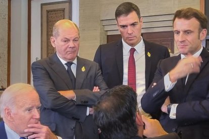 Mofa en redes sociales por la foto de Pedro Sánchez en el G-20 distribuïda por la Moncloa