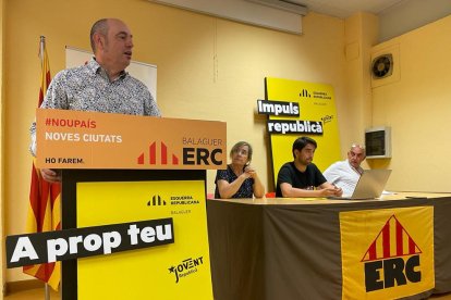 Vidal (esquerra) ahir a l’assemblea d’ERC de Balaguer.