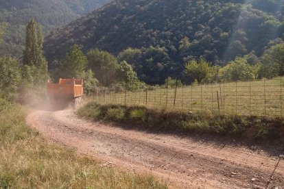 Trabajos el viernes en la pista que da acceso a Mencui.