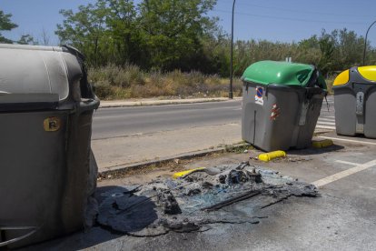 Vista de contenedores afectados en la calle Ferran el Catòlic, en un incendio en mayo.  