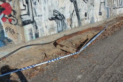 Una de las jardineras arrancadas parcialmente de la canalización.