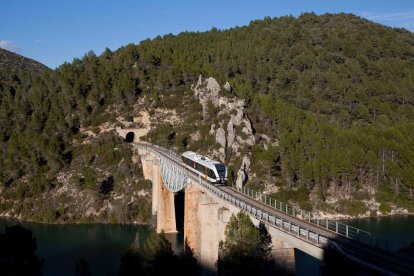 Imagen de archivo de uno de los trenes de la línea de La Pobla cruzando un puente.