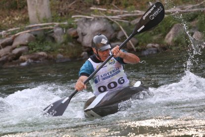 Un palista durante la competición de K-1 en categoría veterana.