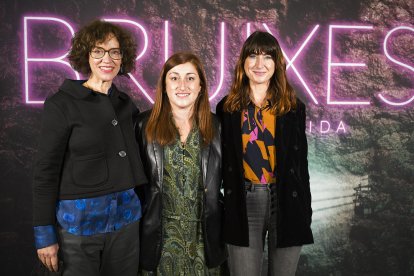 La subdirectora de ‘Bruixes’, Magdalena Oliver, amb Helena Martínez i la directora, Joanna Pardos.