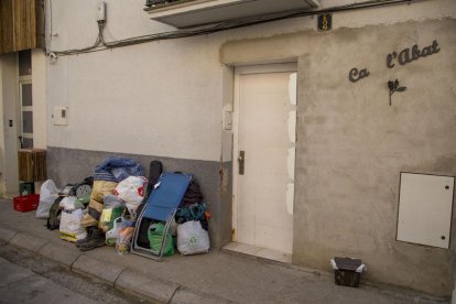 Las pertenencias del habitante del piso propiedad del alcalde, al poco de ser expulsado de la vivienda. 