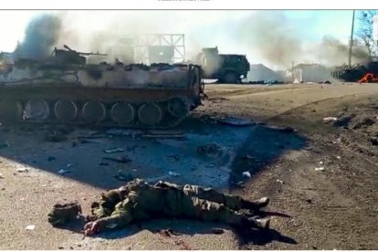 Un soldado ucraniano yace muerto al lado de un tanque tras uno de los ataques de las fuerzas rusas.