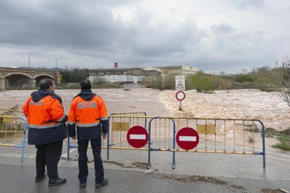 Una carretera cortada por el desbordamiento del río Palancia en Sagunto.