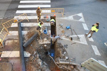 Operaris treballant dimecres per reparar l’avaria.