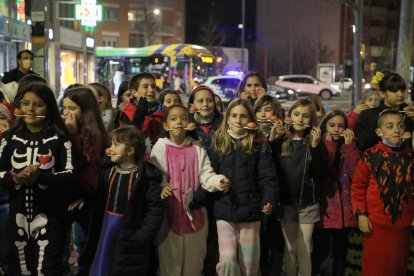 Decenas de niños participaron en la Marató de l’Ou en la rambla Doctora Castells de Lleida.