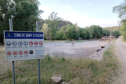 La balsa grande de Ogern, completamente seca.