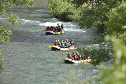 Tres barcas de rafting bajando el domingo por las aguas del río Noguera Pallaresa.