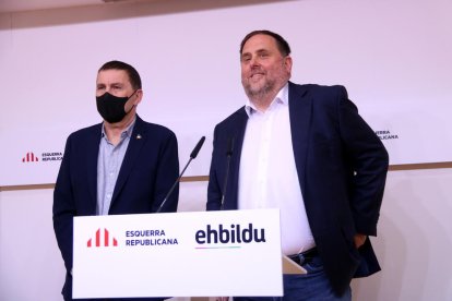 Otegi y Junqueras en rueda de prensa tras la reunión celebrada en Barcelona entre Bildu y ERC.