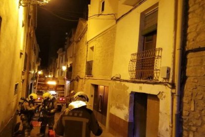 Los bomberos, trabajando en el lugar del incendio.