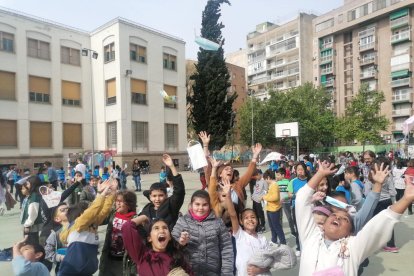 Alumnos del colegio Fedac mostrando ayer su alegría al celebrar el adiós a las mascarillas.