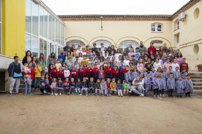 Alumnes i docents de l’escola.