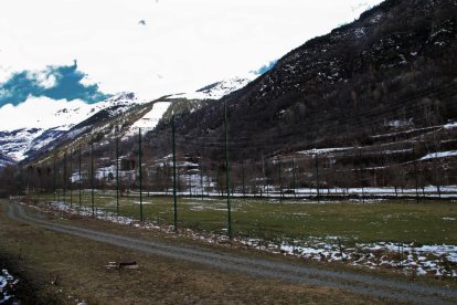 Imatge d’arxiu del camp de golf inacabat i abandonat al costat del poble d’Espui.