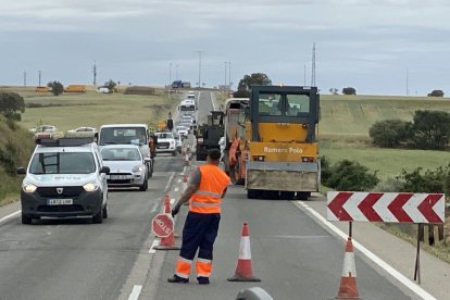 Imatge dels treballs que van començar ahir a la carretera que uneix Tàrrega i Guissona.