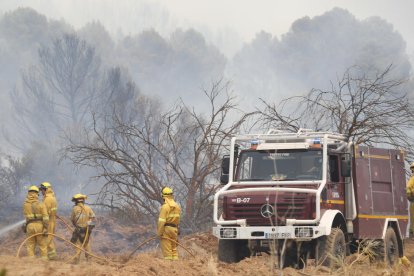 Imatge de bombers treballant en l’incendi declarat dilluns a Ateca, Saragossa.