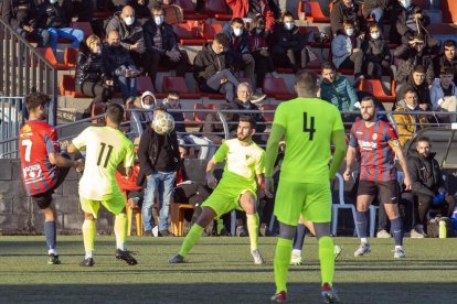 Houssam, jugador del Tàrrega, disputa el balón entre dos rivales.