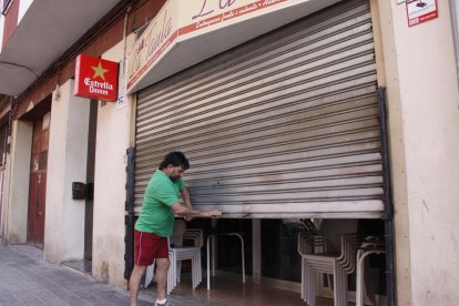José Miguel Domingo baja por última vez la persiana de su bar.
