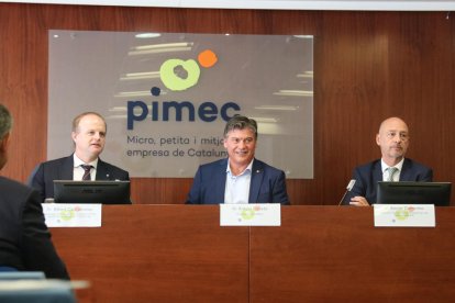 El president de Pimec, Antoni Cañete (centre), va presentar l’anuari de la pime catalana 2022.