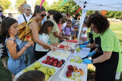 Tastos de fruita i espectacles en la inauguració d'una botiga Plusfresc